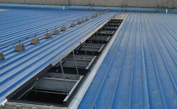 某城市大型商业综合体中庭阿克陶排烟窗工程