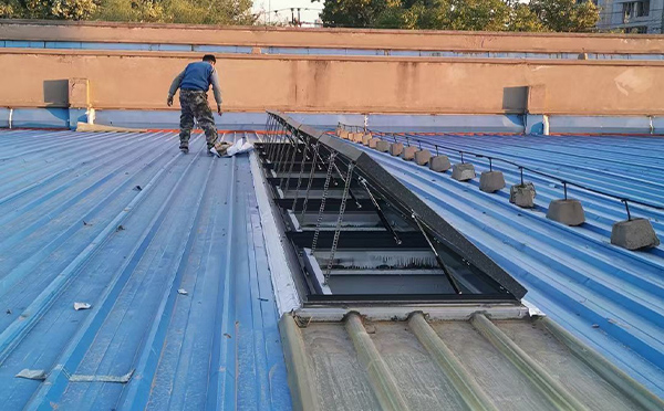 某区域性物流仓储中心阿克陶排烟窗系统安装项目